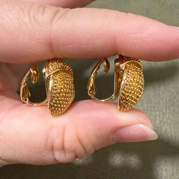 NOS Vintage Avon Textured Gold Tone Clip On Earrings - Picture 3 of 5